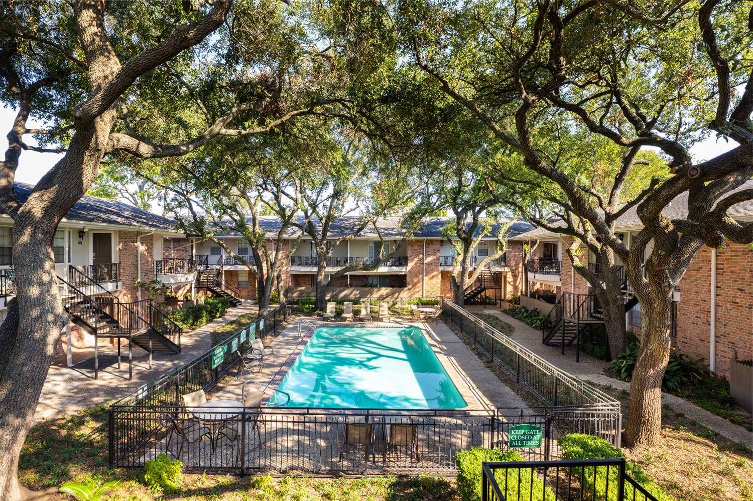 Apartamentos Colony Oaks en Bellaire, Houston - comunidad foto 1